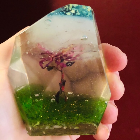 Other - Gorgeous handmade Rock Shape w a real flower